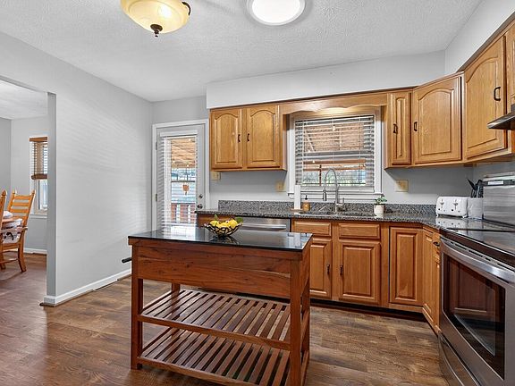 5th image of 312 Ashmoor Dr