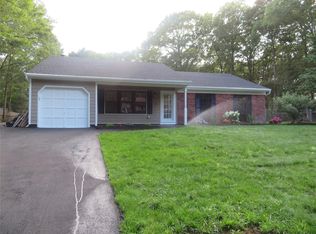 20 Hastings Dr, Ridge, NY 11961