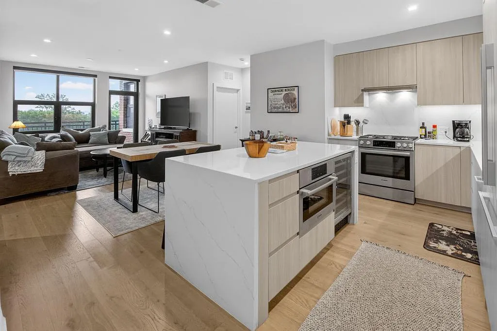 737 Swann Ave, unit 310 — Photo 4