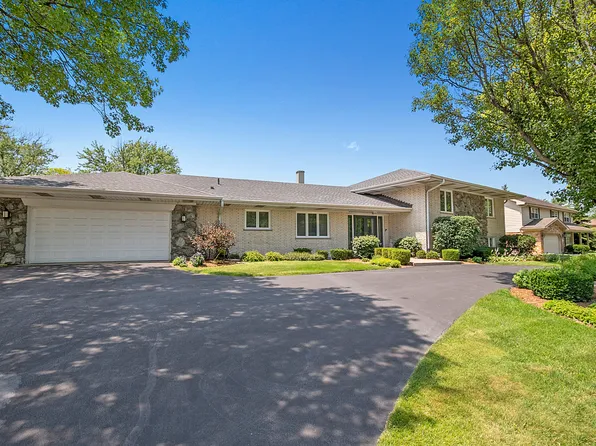 149 Carriage Way Dr, Willowbrook, IL 60527