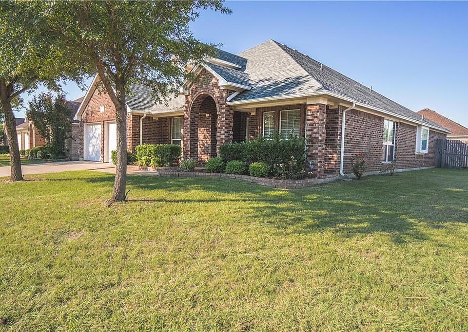 1st image of 2723 Forest Lake Dr