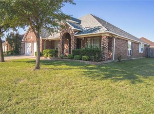 2723 Forest Lake Dr, Grand Prairie, TX 75052