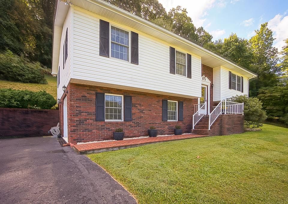 1st image of 136 Twin Oak Cir