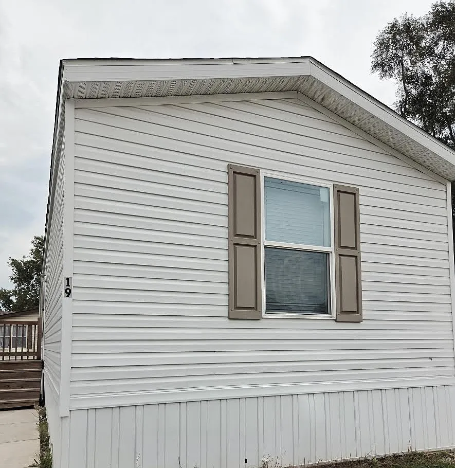 3 bed, 1056 sqft, $1,139 — Photo 1