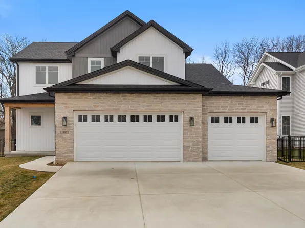 1307 Ravenwood Dr, Mahomet, IL 61853