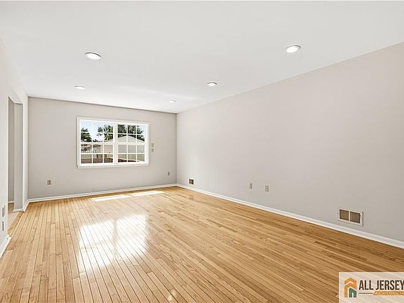 3rd image of 55 Parsler Pl