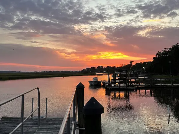 1845 Capri Dr, Charleston, SC 29407