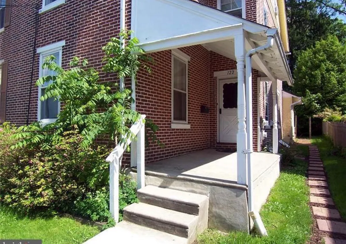 Building Photo - 122 W King St #C