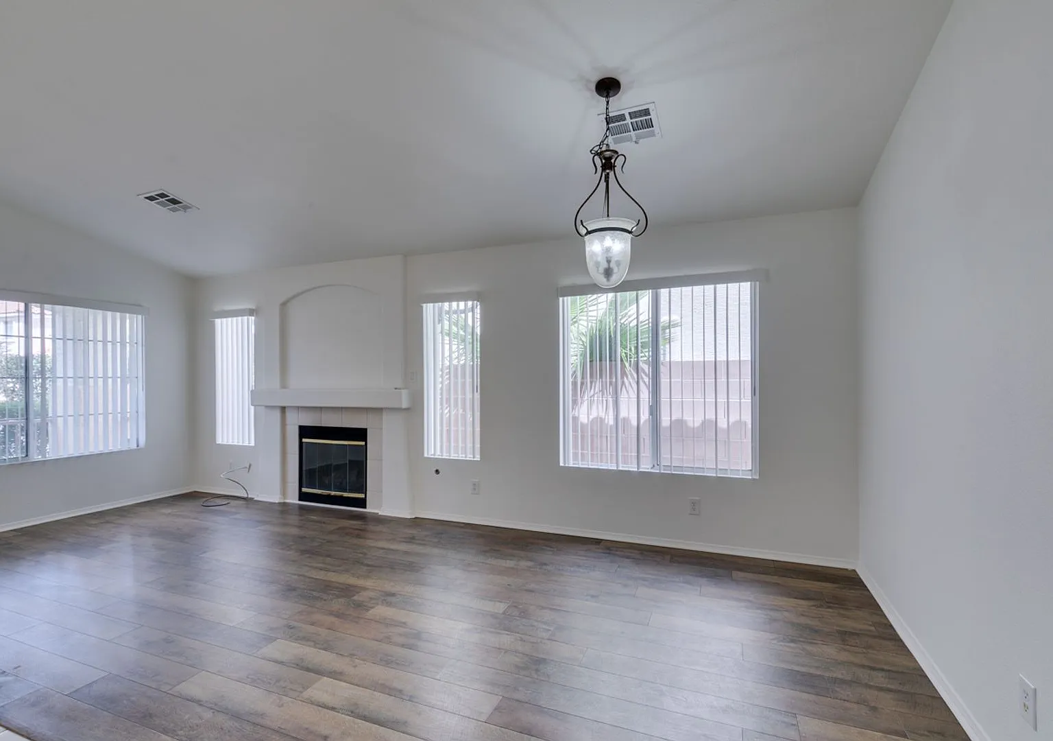 Gorgeous Single Story Home With Tons Of Upgrades* — Photo 2