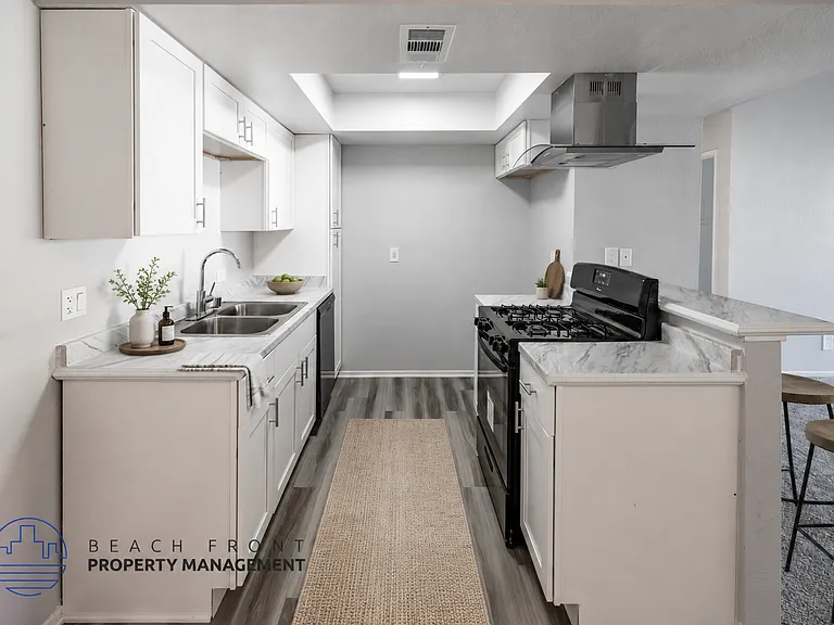 619 E. Riverside Dr. — Photo 2