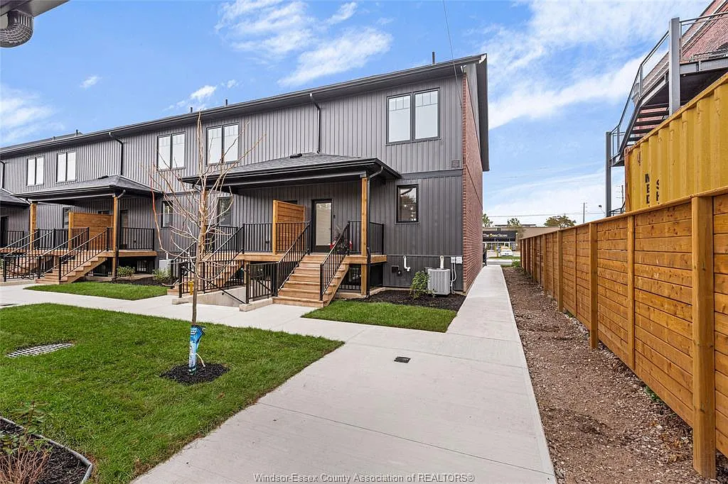 4 bed, 4.0 bath, 2495 sqft, $2,950 — Photo 2
