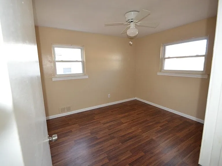 86 E Dallas Ave — Photo 2