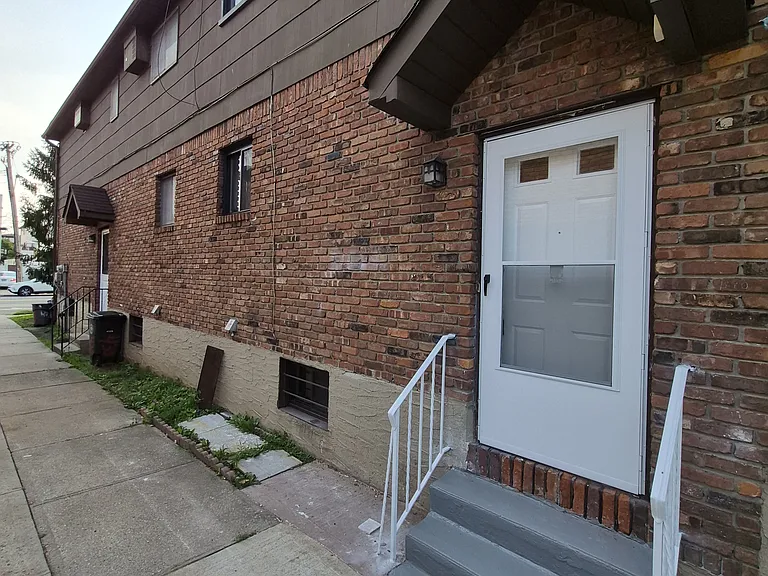 438 Travis Ave #2 — Photo 2