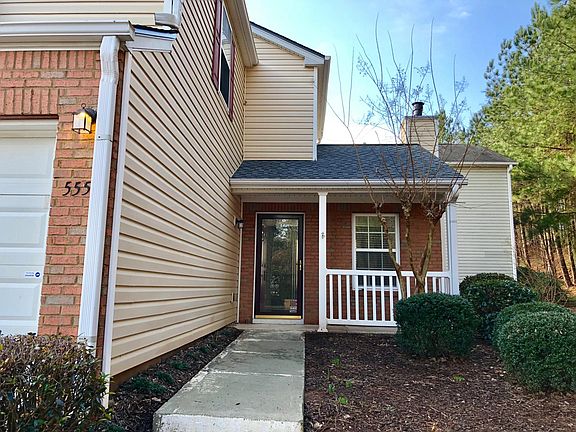 Front entrance with rocking chairs capacity