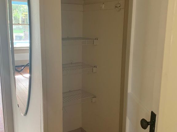 4th image of 527 Daniels Ave