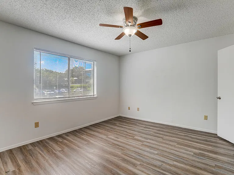 The Oaks Apartments — Photo 25