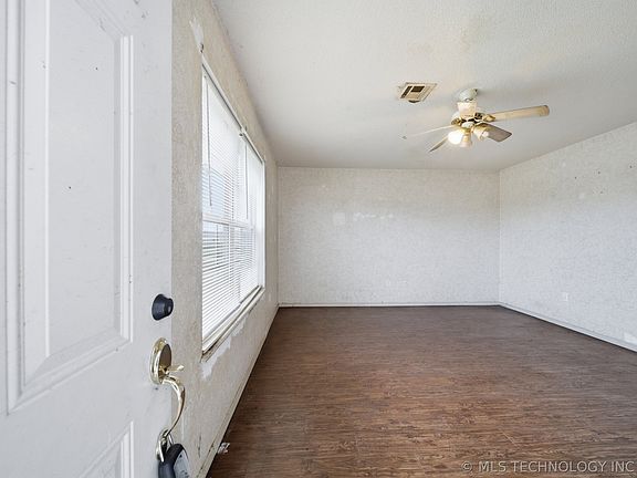 3rd image of 422 E 25th St