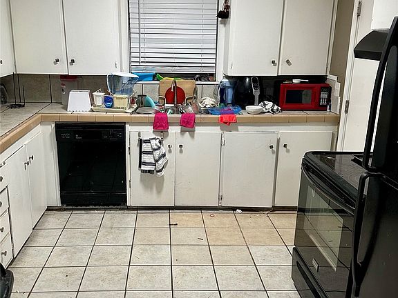 3rd image of 3174 N Iroquois Ave