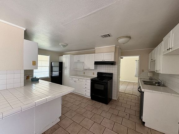 4th image of 4230 Parkway Dr