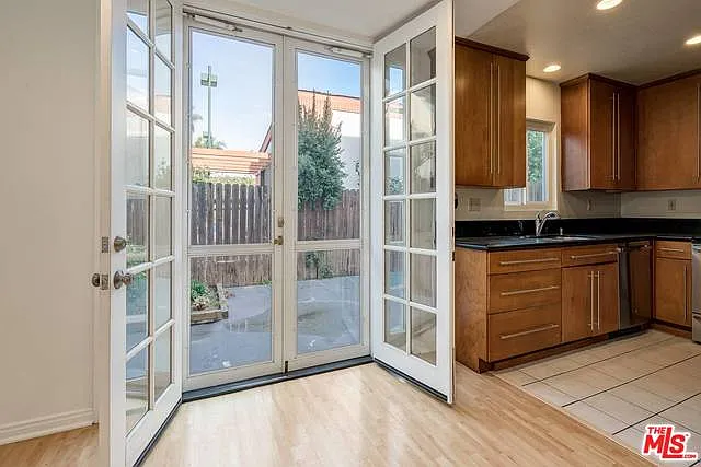 129 Marguerita Ave #M — Photo 2