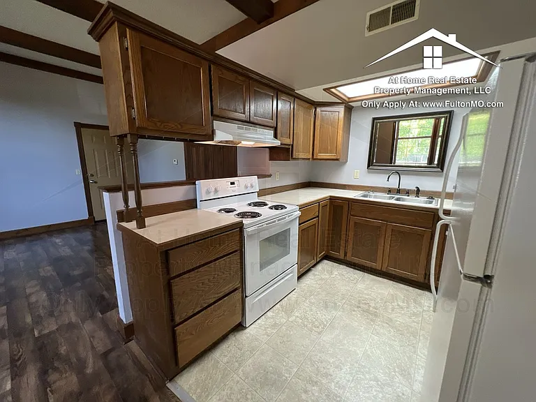 103 E 10th St #2 — Photo 9