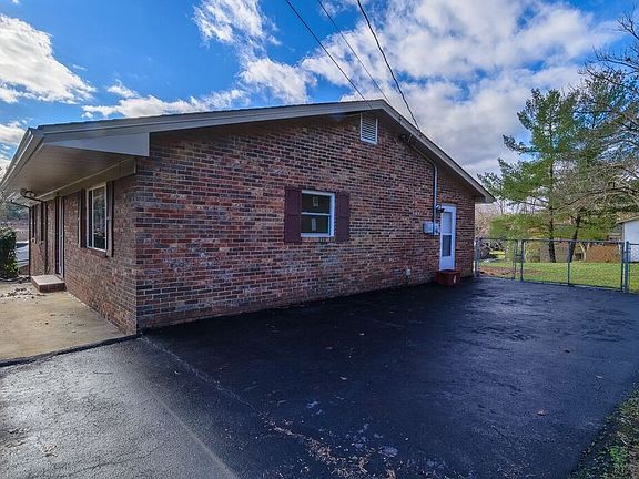 3rd image of 2801 Oak Cliff