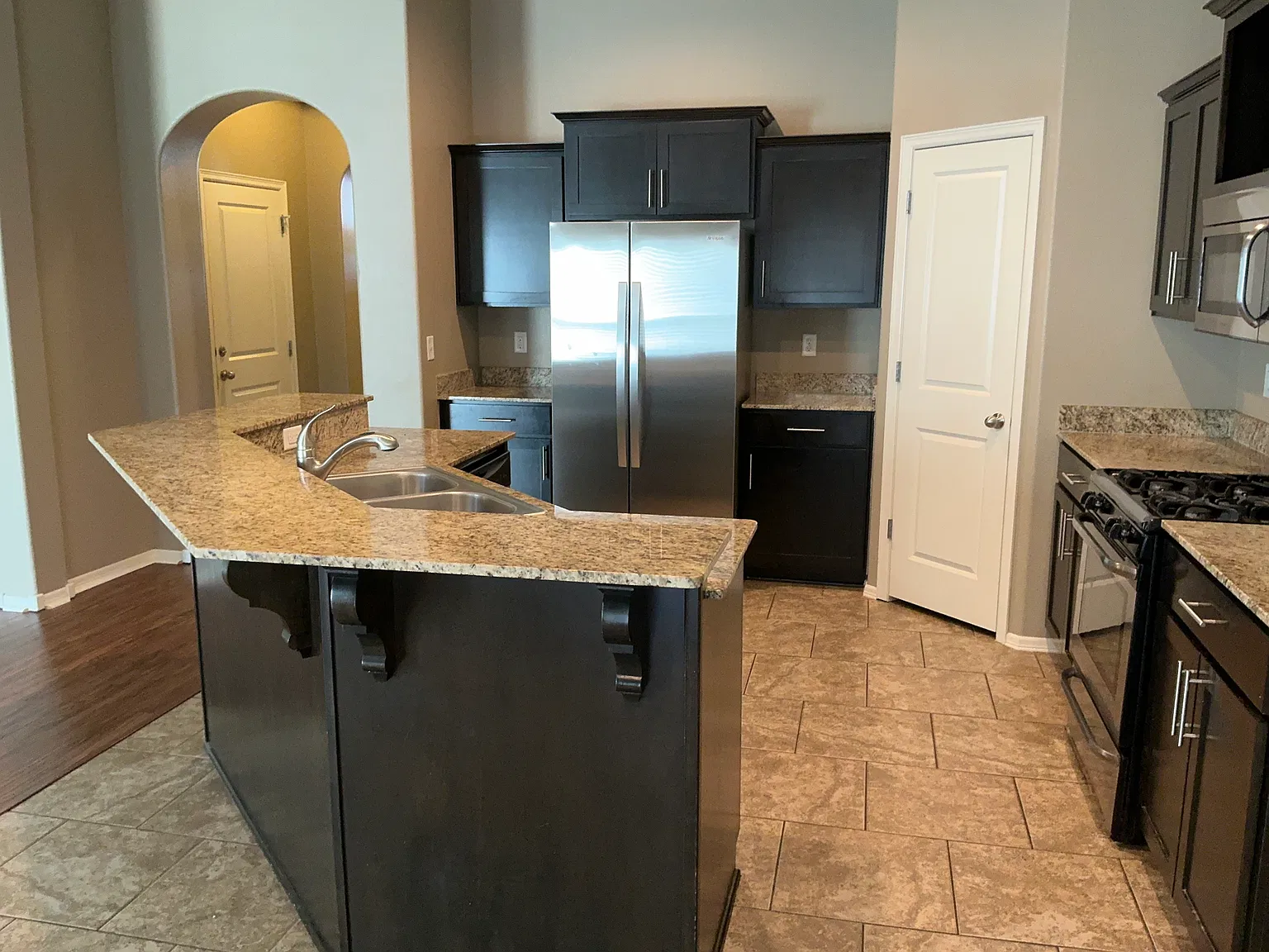 4 bed, 2.0 bath, 1997 sqft, $2,280 — Photo 2