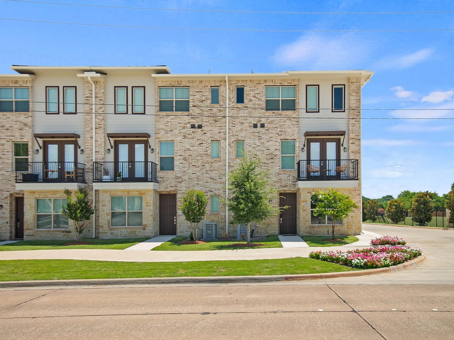 702 N Plano Rd — Photo 2