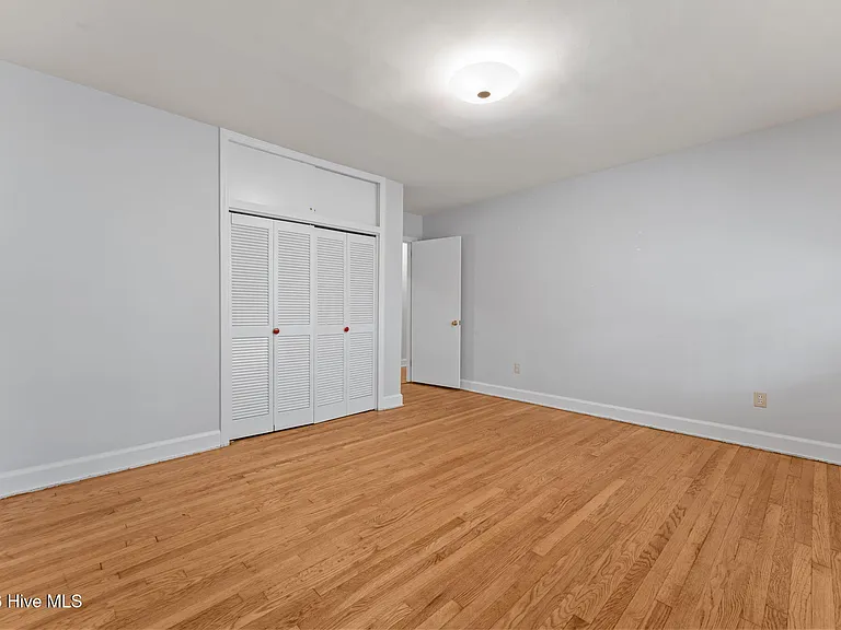 225 Arbutus Rd — Photo 37