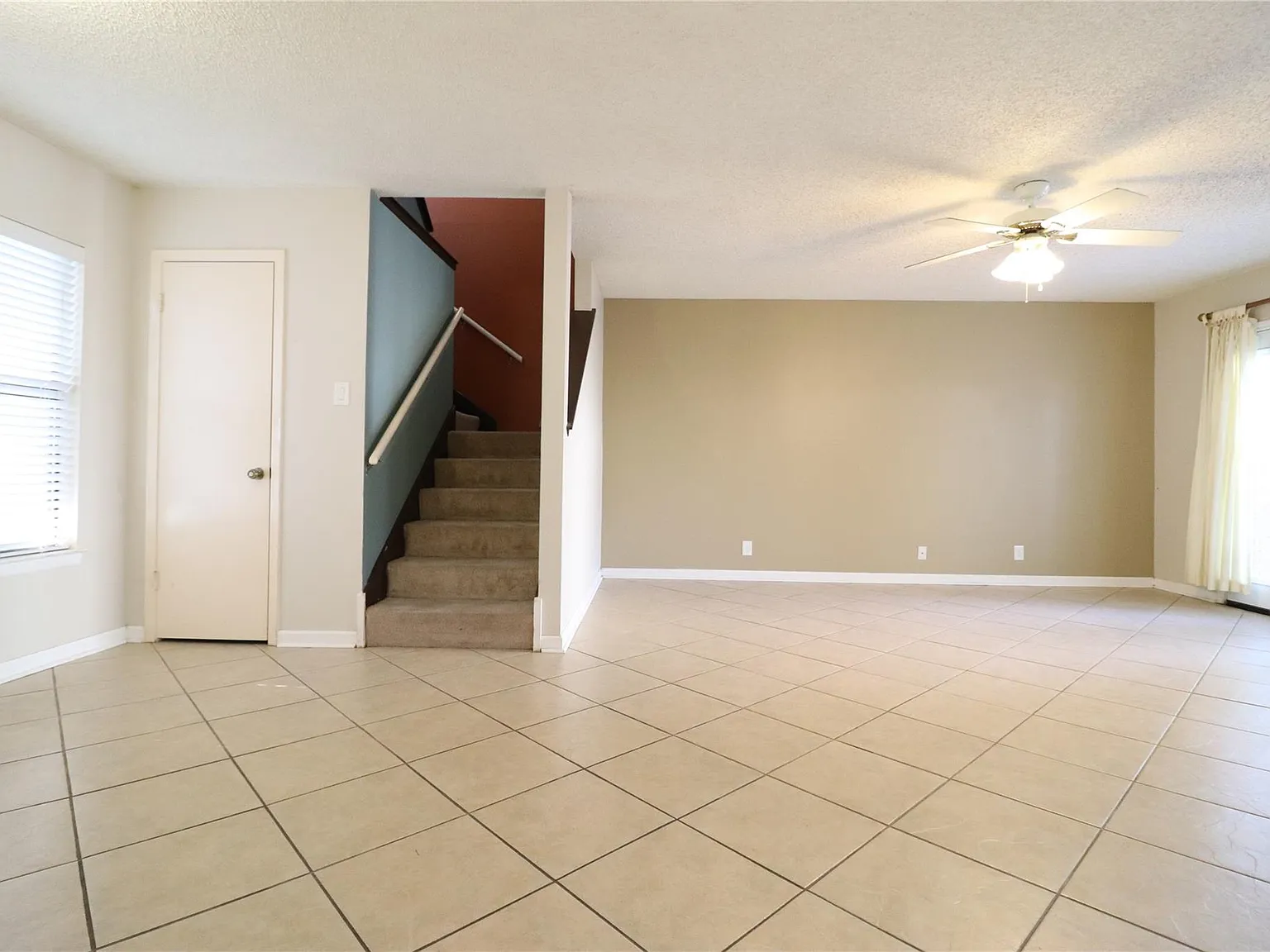3 bed, 2.5 bath, 1916 sqft, $1,800 — Photo 4
