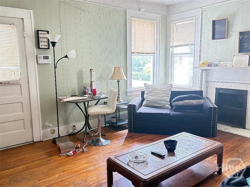 2 bed, 1.0 bath, 2756 sqft, $1,500 — Photo 4