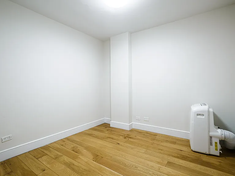 230 E 44th St #10F — Photo 5