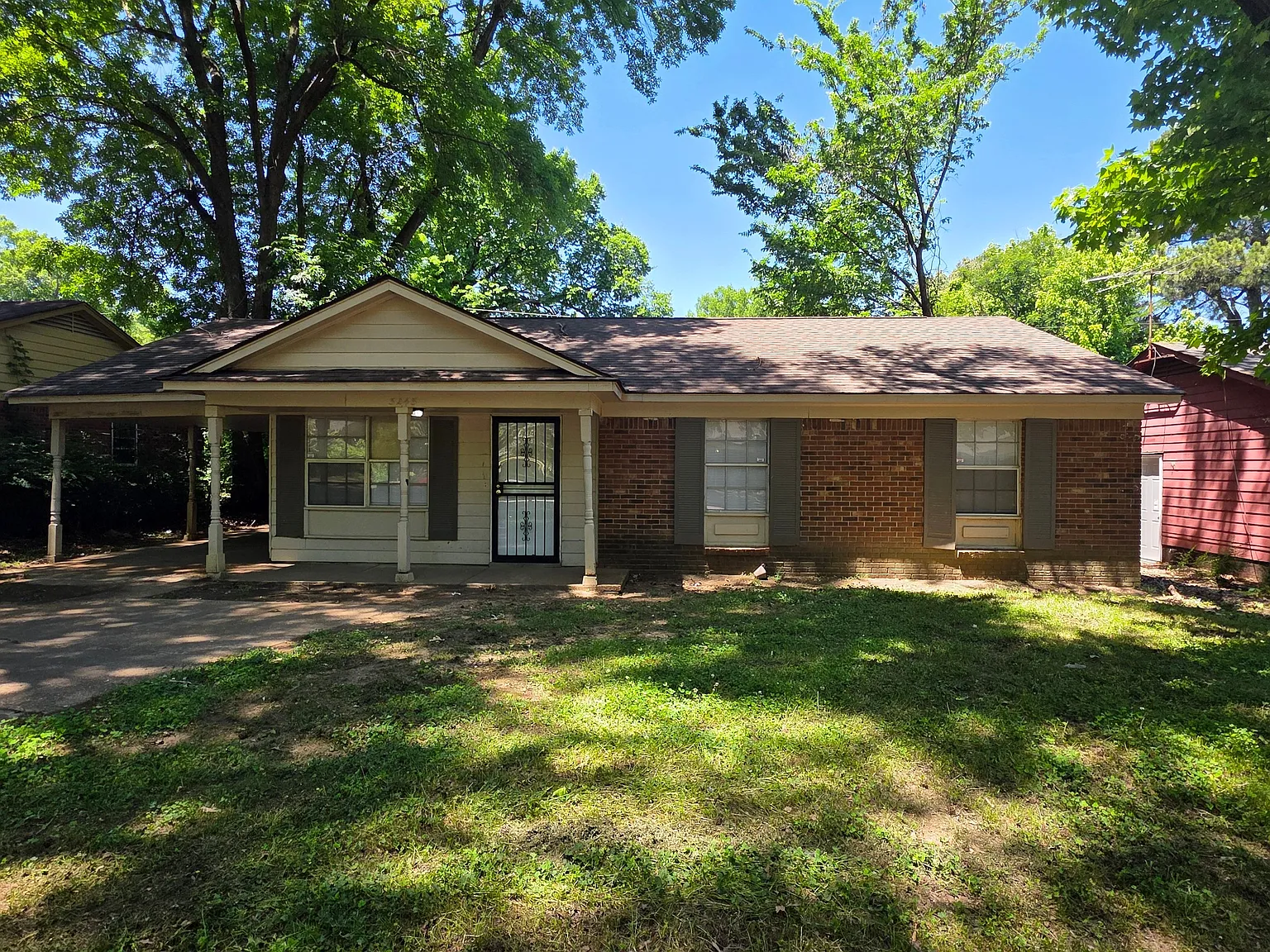 Charming Single-Story Home with Spacious Kitchen & Fenced Backyard — Photo 1