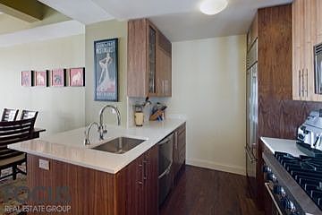3rd image of 88 Greenwich St APT 1407