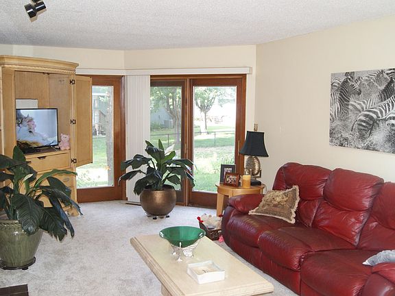 3rd image of 5636 Linden Cir