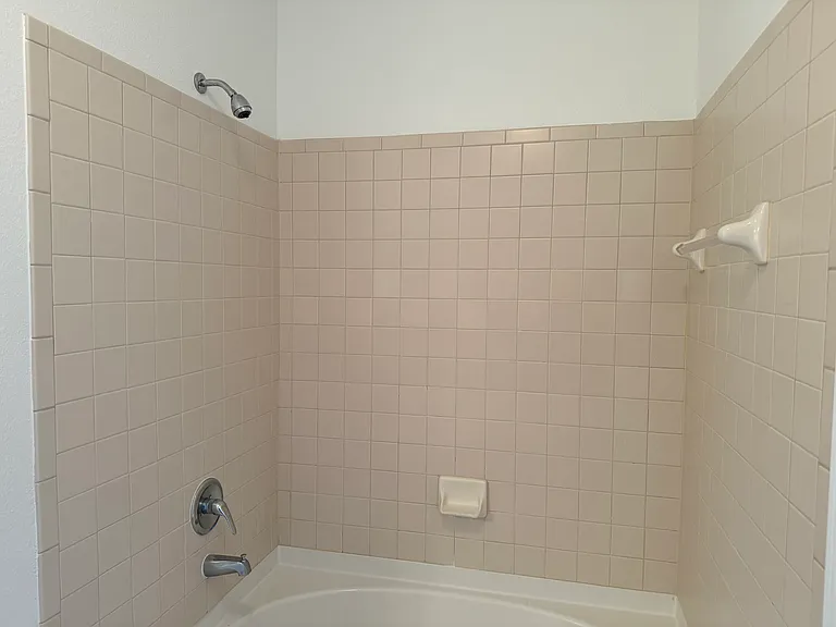 Shower/bathtub in the bathroom for rent