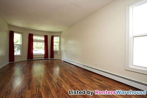 3rd image of 638 Fuller Ave Side 2