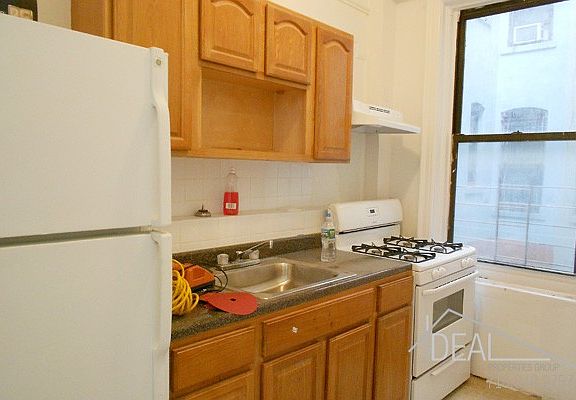 4th image of 581 Park Pl APT 3L
