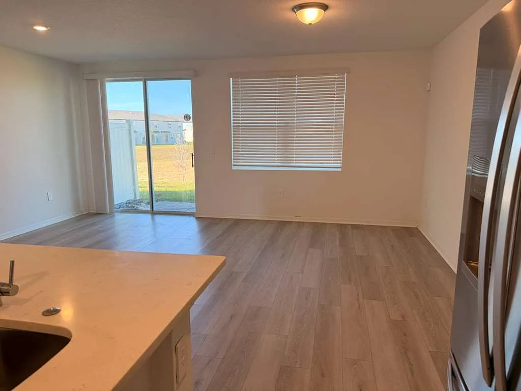 3 bed, 2.5 bath, 1477 sqft, $2,120 — Photo 4