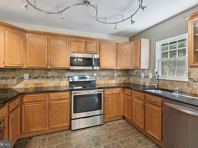 1511 Ashburnham Dr — Photo 9