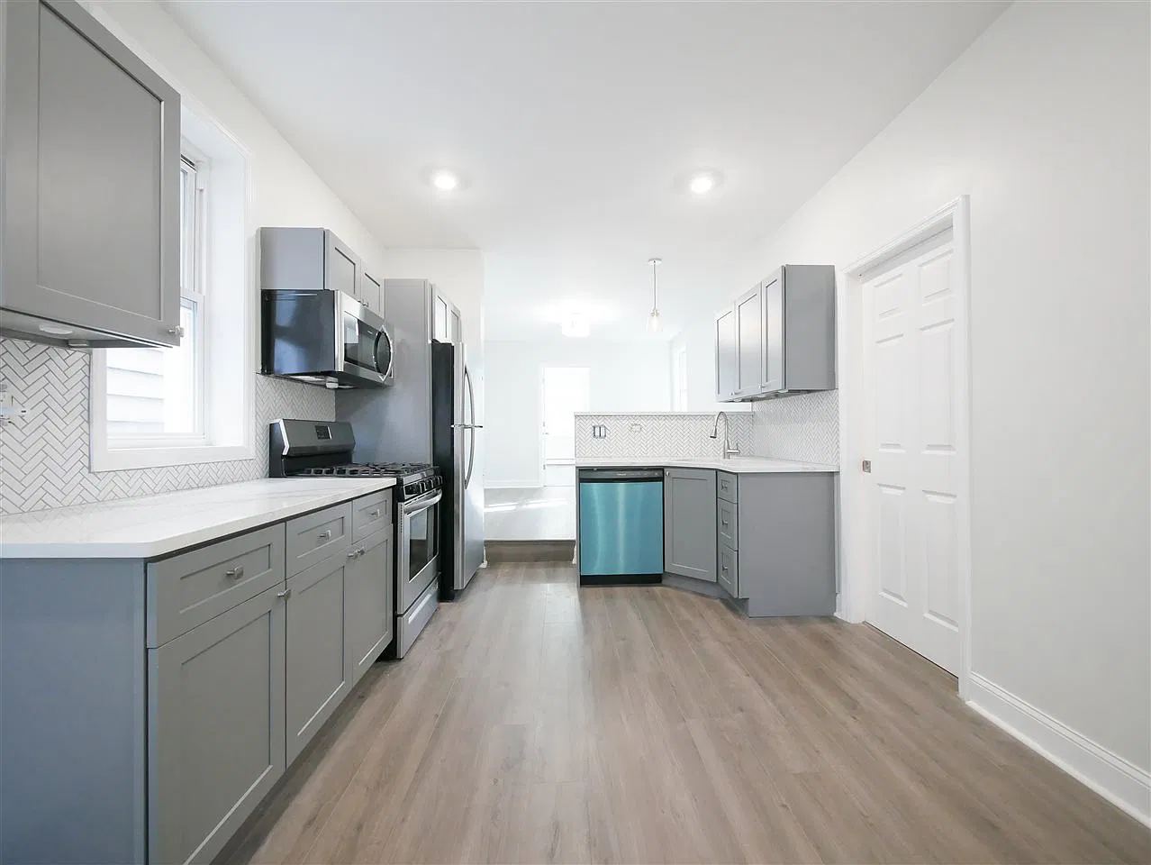 2 bed, 1.0 bath, 1000 sqft, $2,500 — Photo 2