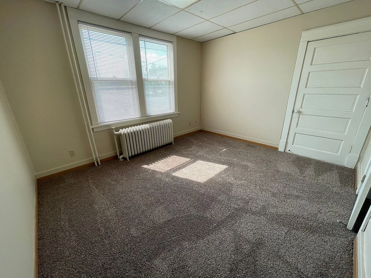 208-6 — Photo 2