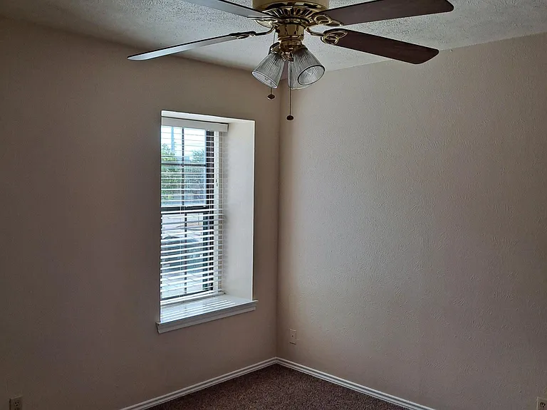 2220 W Hickory St — Photo 4