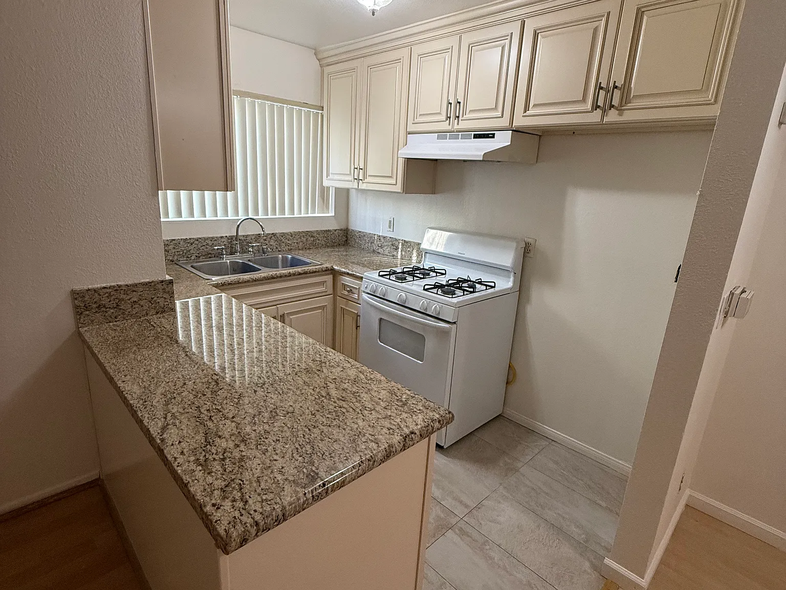 2 bed, 2.5 bath, 1000 sqft, $2,350 — Photo 2