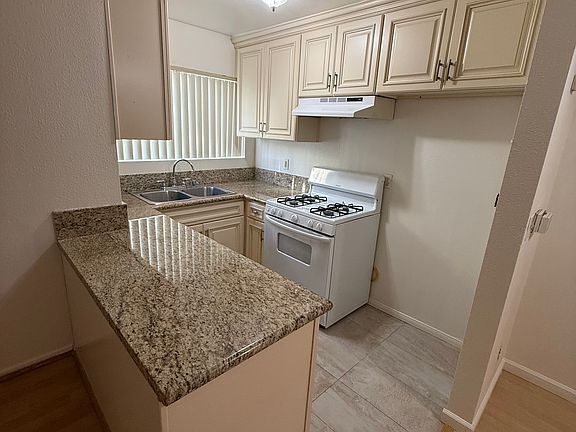 2nd image of 1046 Thompson Ave #5