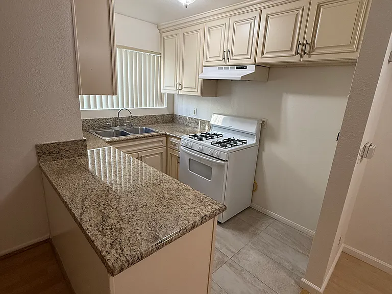 1046 Thompson Ave #5 — Photo 2