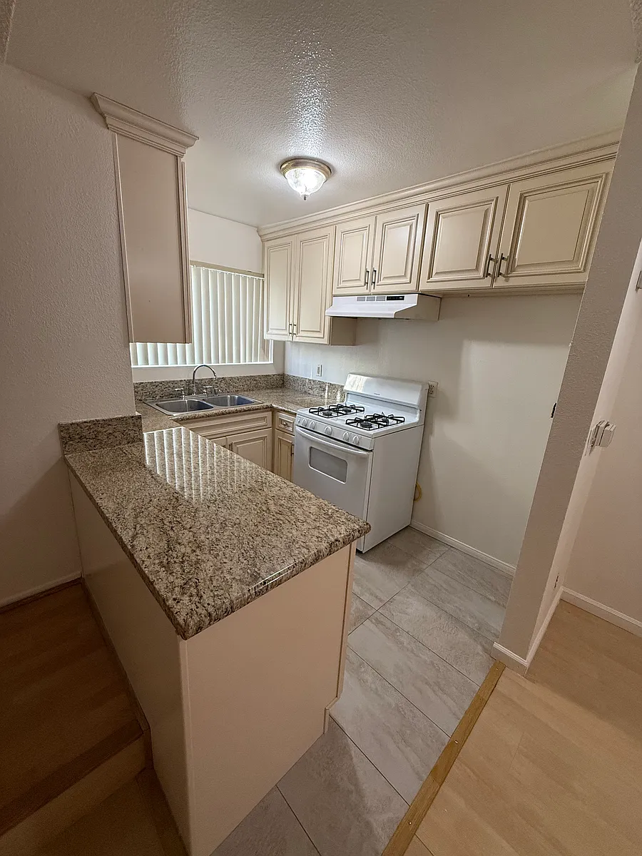 Building Photo - 1046 Thompson Ave #5
