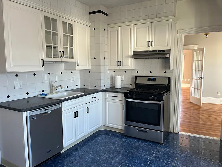 15 Clarence St #3 — Photo 8