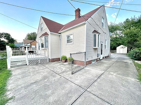 Huge Driveway w/ Shed