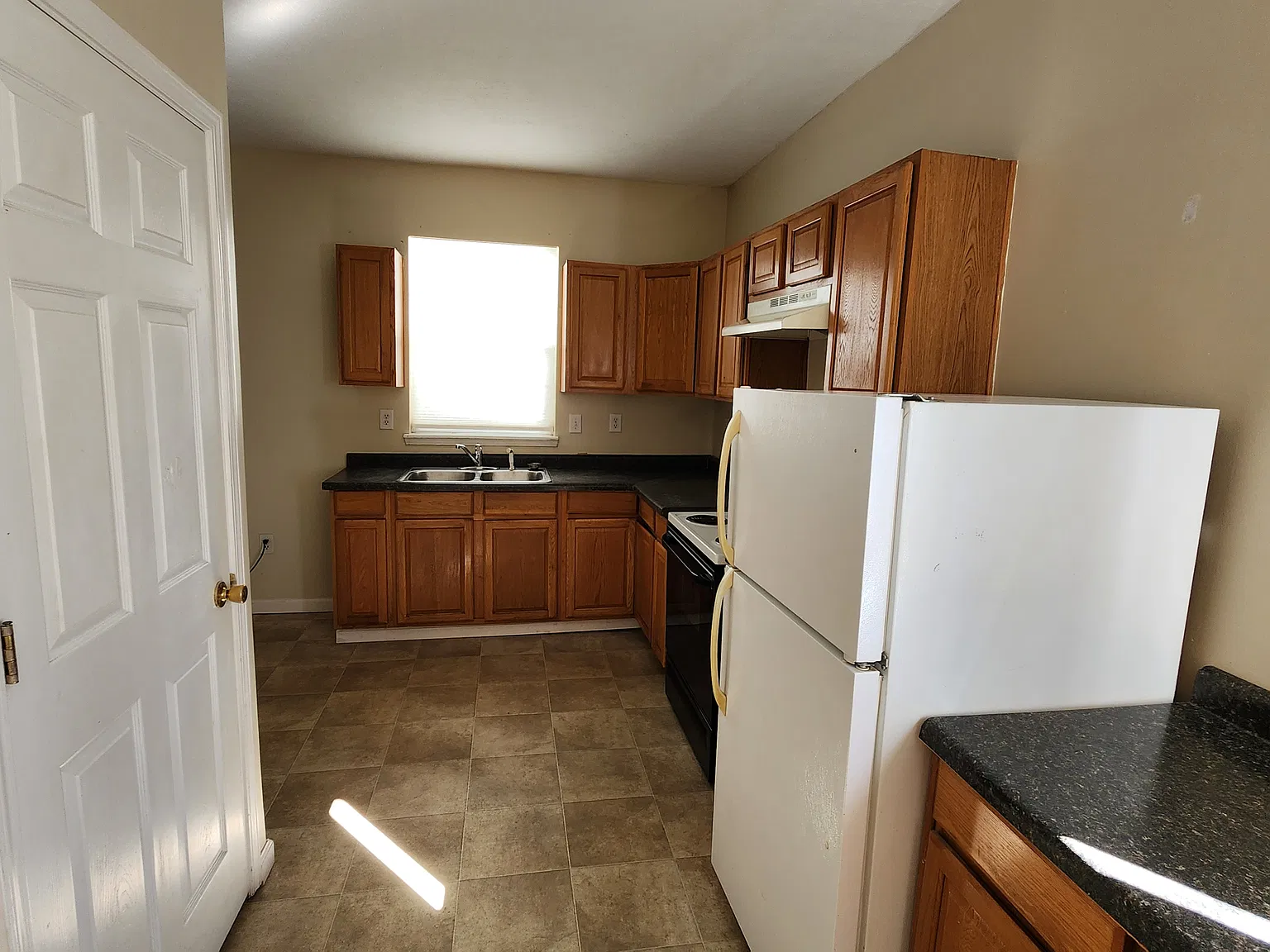 3 bed, $1,300 — Photo 2